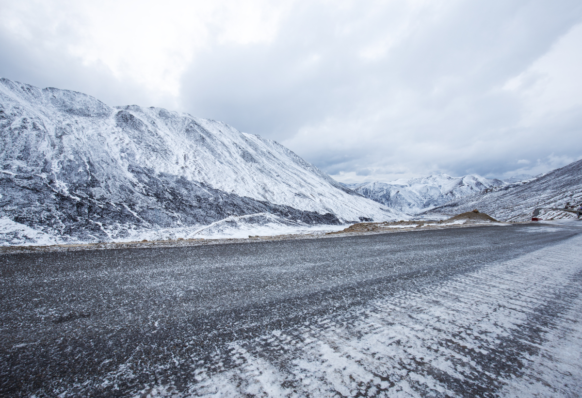 Απεικονίζει ένα τοπίο με χιονισμένο δρόμο